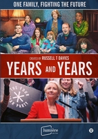 De Britse 6-delige dramaserie met Emma Thompson YEARS AND YEARS verkrijgbaar op DVD en Lumiereseries.com